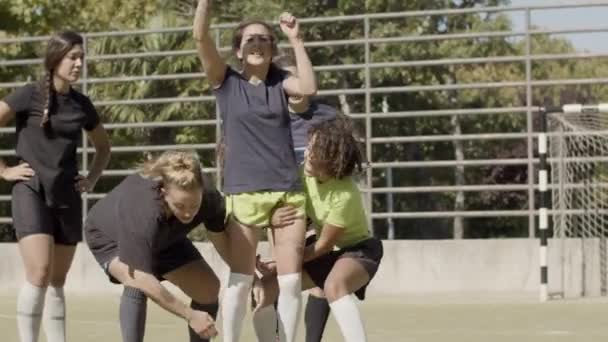Женщины растят капитана футбольной команды после победы в соревнованиях — стоковое видео