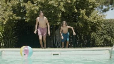 Yüzme havuzunda mayo giymiş heyecanlı gençler