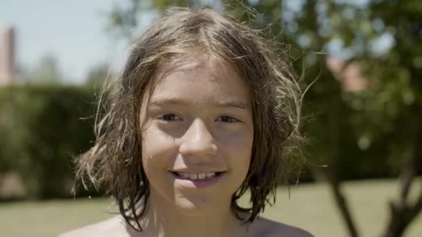 Szczęśliwy chłopiec noszenie gogle sportów wodnych na zewnątrz, patrząc w aparat — Wideo stockowe