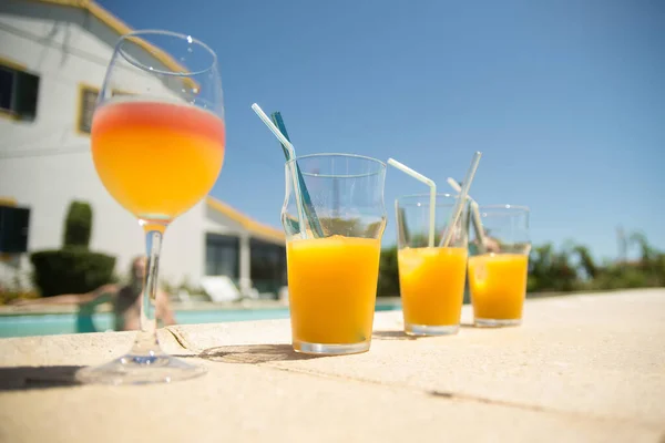 Primer plano de vasos con zumo de naranja frío — Foto de Stock