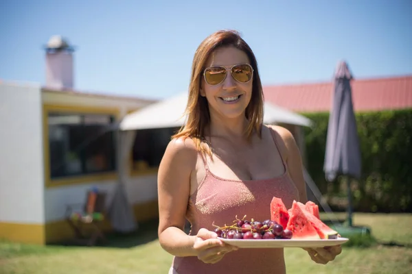 Mulher bonita com fruteira perto da piscina — Fotografia de Stock