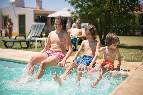 Eğlenceli kardeşler yüzme havuzunun yanında eğleniyor. — Stok fotoğraf