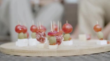 Tepside parti için nefis peynir kanepeleri yakın plan çekimi.