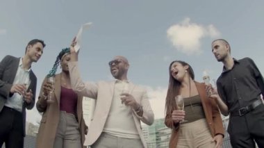 İş partisinde imzalı sözleşmeyi çöpe atan mutlu adam.