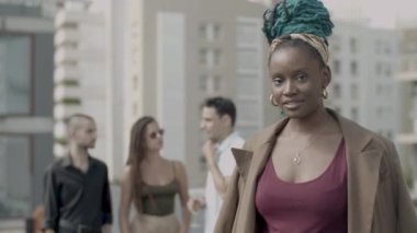 Kameraya bakan güzel kadın yöneticinin ön görüntüsü.