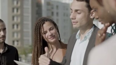 İş ortaklarının açık havada birlikte çalışırkenki yakın çekimi.