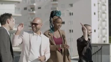 Orta ölçekli mutlu meslektaşlar birbirlerine beşlik çakıyor.