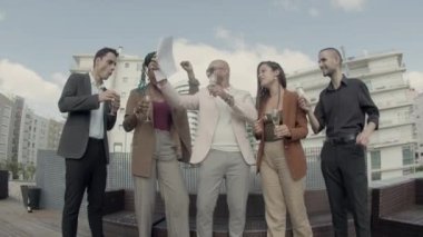 İş adamının elinde kontrat imzası olan bir belge sallıyor.