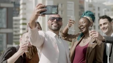 Yöneticinin partideki meslektaşlarıyla selfie çekmesi ön planda.