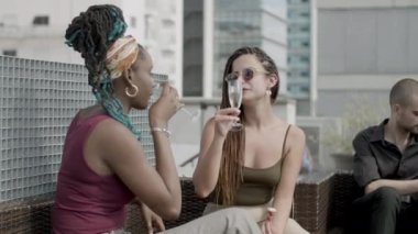 İş partisinde şampanya içen güzel bayan meslektaşlar.