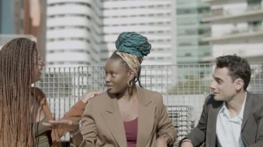 Heyecanlı iş ortaklarının açık havada konuştuğu ön manzara