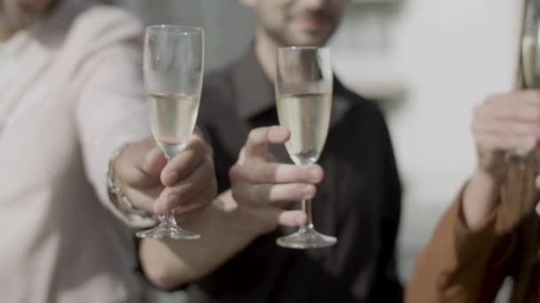 Szczelnie ujęcie ludzi ręce brzęczące kieliszki szampana — Wideo stockowe