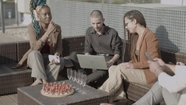 Grupp av glada mångsidiga kontorsarbetare som har fest utomhus — Stockvideo