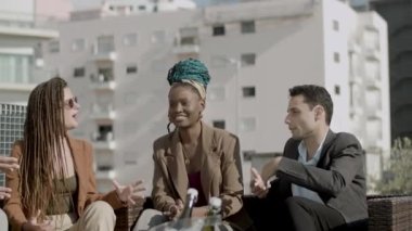 Birlikte oturup konuşan iş arkadaşlarından oluşan kaygan bir fotoğraf.