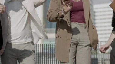 Çeşitli iş ortaklarının yavaşça el ele tutuşması.