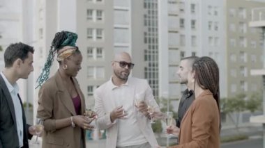 Yöneticilerin başarı için astlarını övmesi ön planda.