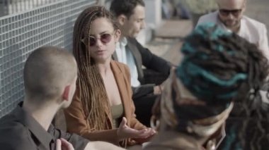 İş arkadaşlarının yaz günü dışarıda beyin fırtınası yapmaları yavaş bir hareket.