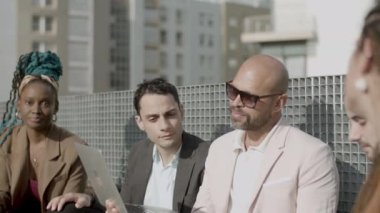 İş ortaklarının açık havada birlikte çalıştığı orta ölçekli bir fotoğraf.