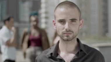 Düşünceli iş adamının kameraya bakarken yakın plan çekimi.