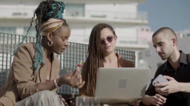 Laptop ekranına bakan iş arkadaşlarının ön görüntüsü