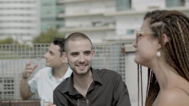 Partide iş arkadaşıyla konuşan mutlu işadamlarının ön görüntüsü.