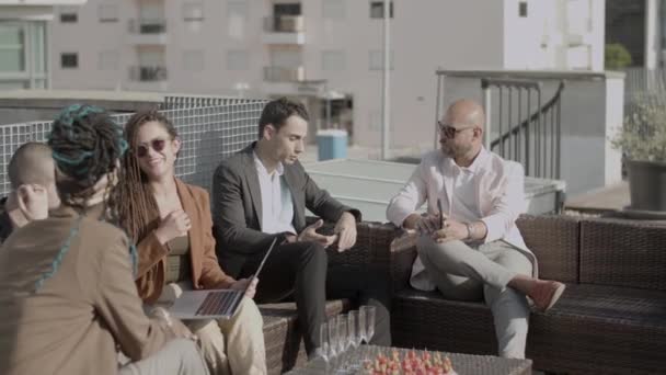 Vista lateral do grupo de colegas de trabalho pendurados no café ao ar livre — Vídeo de Stock