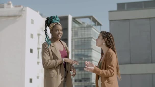 Šťastné ženy v oficiálních oblecích mluvit během obchodní party — Stock video