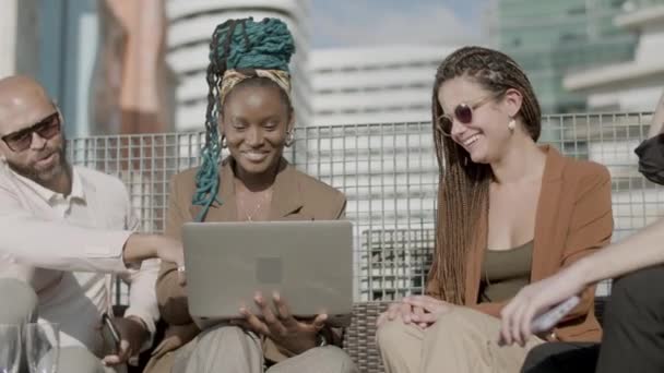 Вид на счастливых деловых партнеров, проводящих время на свежем воздухе — стоковое видео