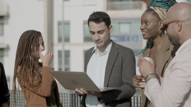 Vue latérale du groupe heureux de collègues travaillant ensemble à l'extérieur — Video