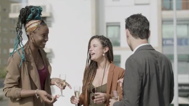 Mulheres felizes rindo com parceiro de negócios na festa no telhado — Vídeo de Stock