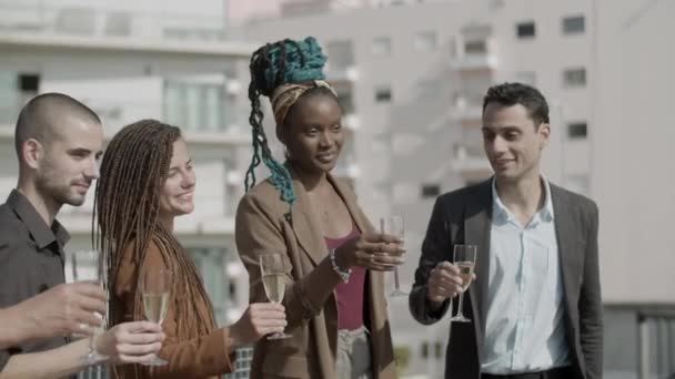 Side view of happy employees clinking glasses of champagne — Vídeo de Stock