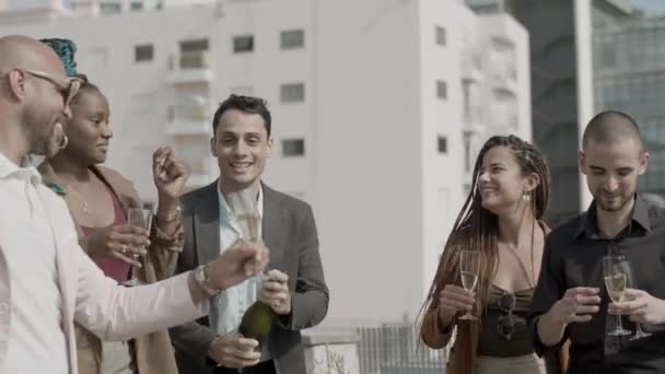 Szczęśliwy człowiek tańczy i otwiera szampana na imprezie biznesowej — Wideo stockowe