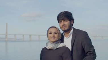 Mavi gökyüzünün arkasında duran güzel bir Arap çift