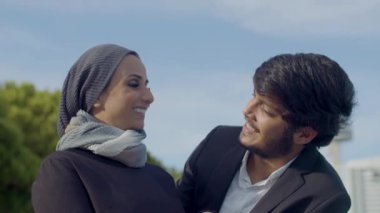 Mutlu bir Arap erkeği güzel karısına şefkatle bakar.