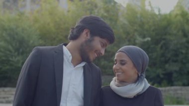 Mutlu Arap çift dışarıda dikilip birbirlerine bakıyorlar.