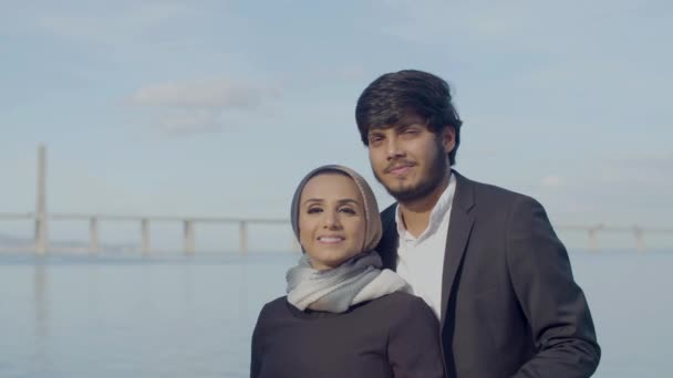 Smukt arabisk par stående i baggrunden af blå himmel – Stock-video