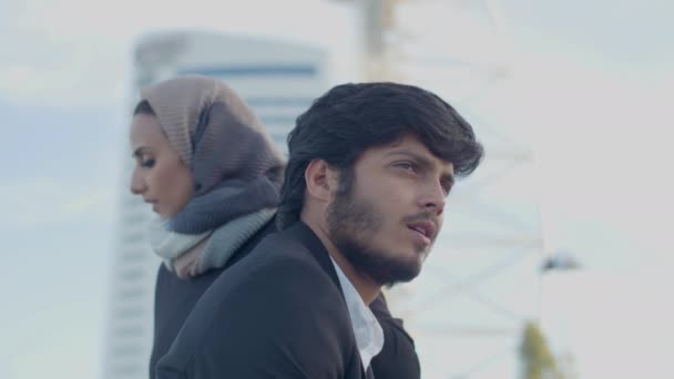 Serios Arabiske mand og kvinde stående i byen og ser på kameraet – Stock-video