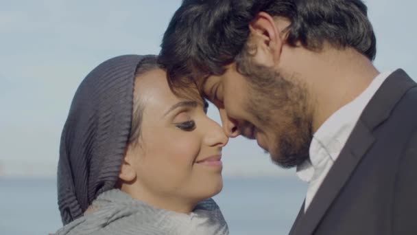 Smukke arabisk par ser på hinanden og rører næser – Stock-video
