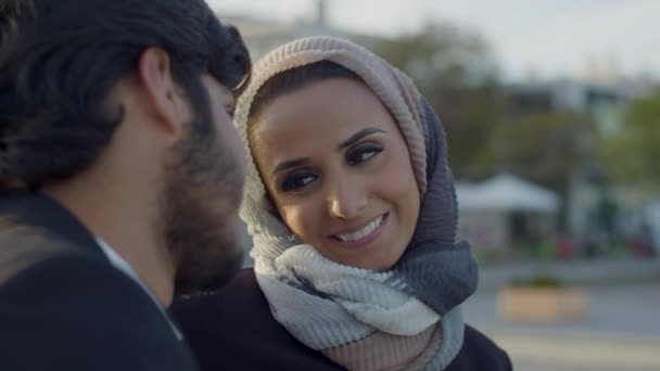 Χαριτωμένη γυναίκα σε μαντίλα κοιτάζοντας το φίλο, ενώ χρονολόγηση εξωτερική — Αρχείο Βίντεο