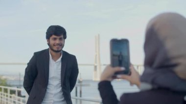 Kız arkadaşı telefonda erkek arkadaşının fotoğrafını çekiyor.