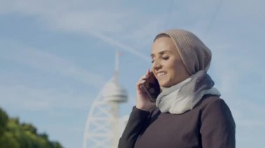 Mutlu Arap kadın telefonda erkek arkadaşıyla konuşuyor.