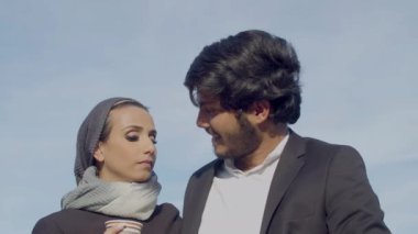 Muhteşem bir Arap çift, dışarıda kahve içip sohbet ediyorlar.