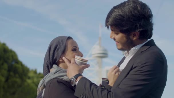 幸せアラビア語のカップルは優しさでお互いを見て — ストック動画