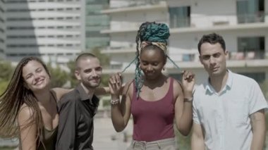 Kameraya dil uzatan mutlu çalışanların ön görüntüsü