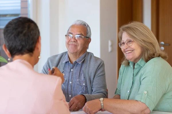 Mutlu yaşlı çift belgeleri imzalıyor.