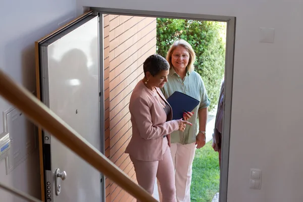 Profesyonel bayan emlakçı müşterilerle buluşuyor.