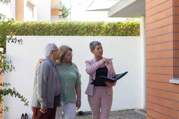 Işıldayan kadın emlakçı