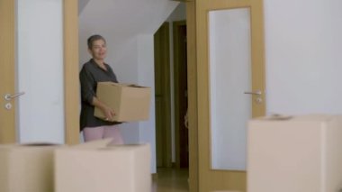 Mutlu güzel bir kadın yeni evine taşınıyor.
