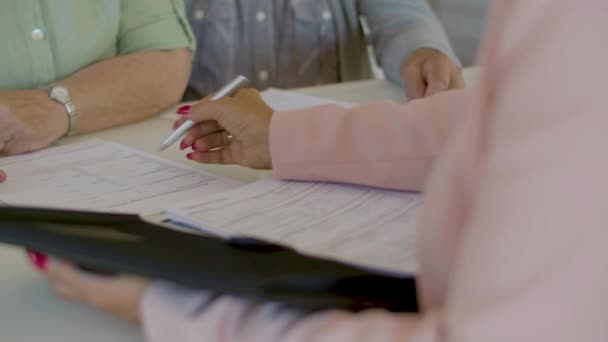 Üst düzey çiftlerle emlakçı sözleşmesi imzalıyor — Stok video