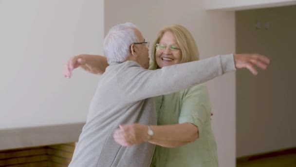 Весела старша пара обіймається після покупки нового будинку — стокове відео